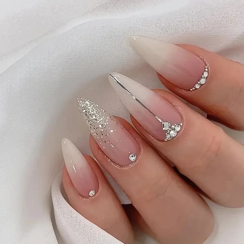 Glamouröse mit Strass verzierte Nagelkunstverlängerungen Karnz