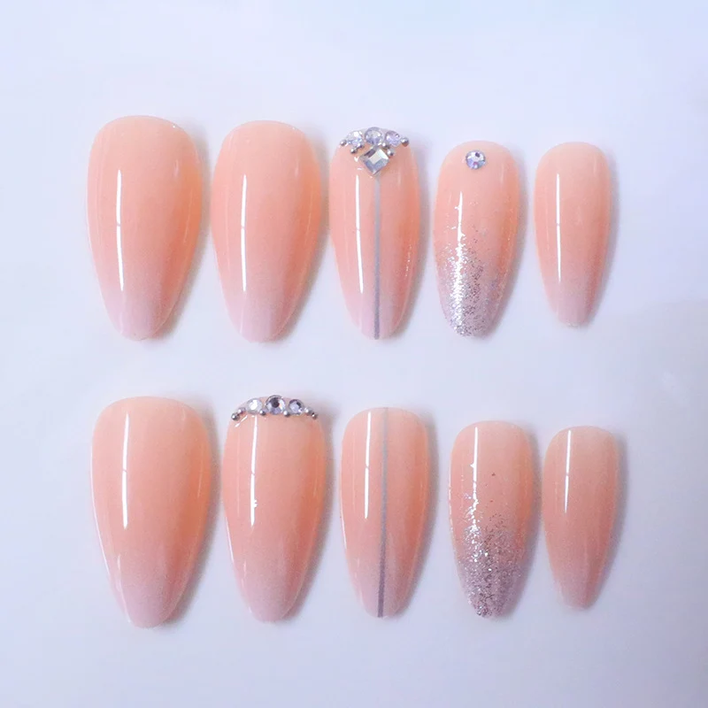 Glamouröse mit Strass verzierte Nagelkunstverlängerungen Karnz