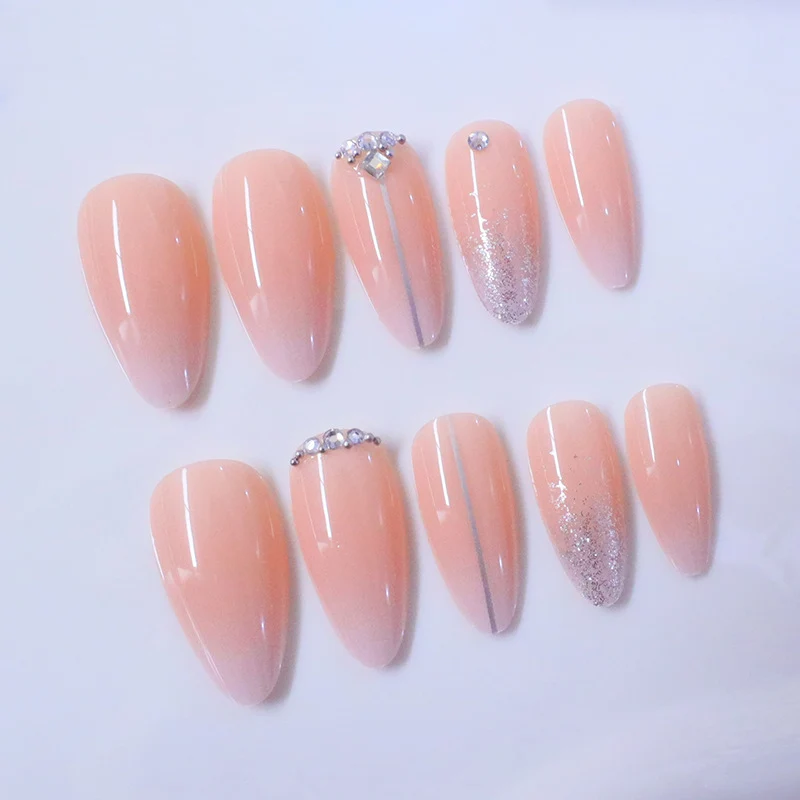 Glamouröse mit Strass verzierte Nagelkunstverlängerungen Karnz