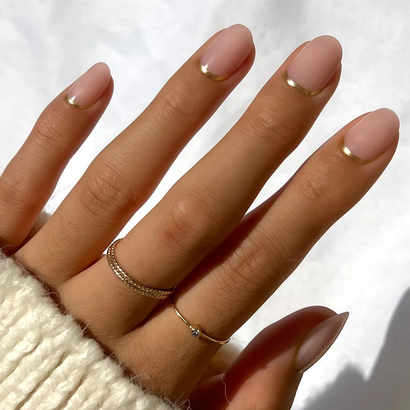 Elegante French Tip Press-On Nägel mit Metallakzenten Karnz