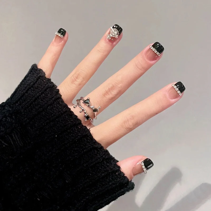 Dekorative Press-On Nagelkunst mit eleganten schwarzen Spitzen Karnz