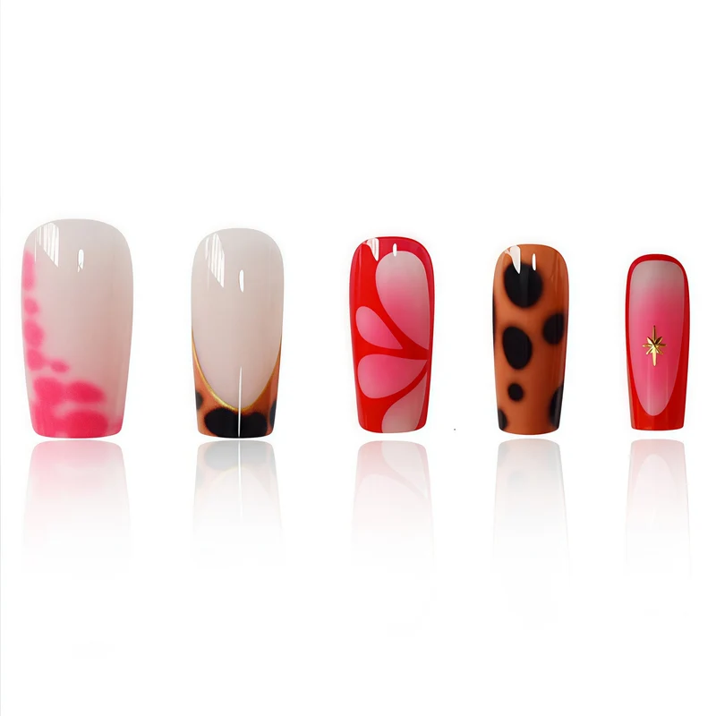 Trendige künstlerische Nagelverzierungen Karnz