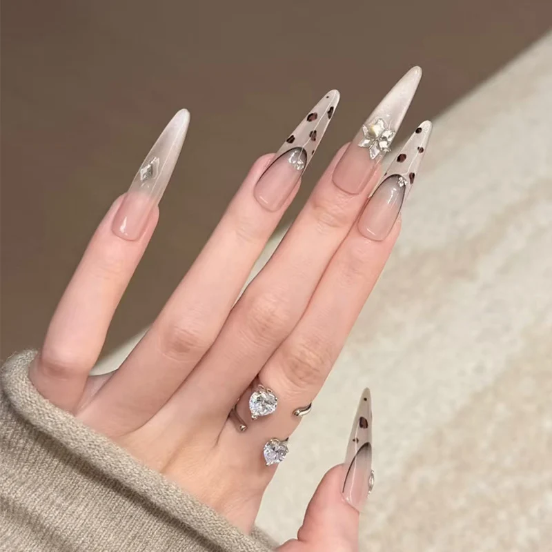 Künstlerische Stiletto Press-On Nägel mit Schmuckstein und dekorativen Akzenten Karnz