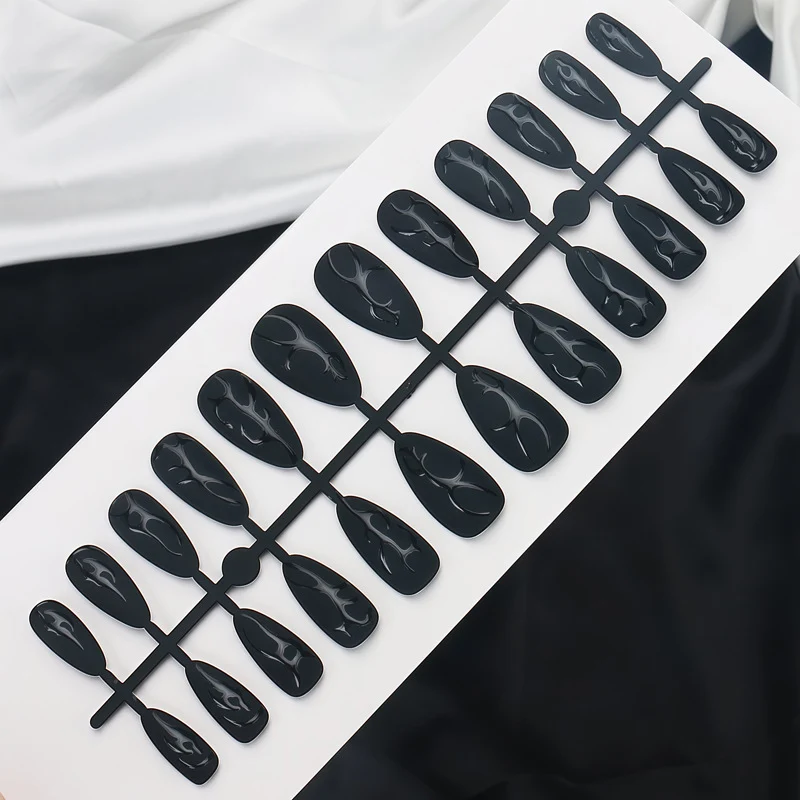 Künstlerisches Stiletto-Nageldesign mit glänzendem Finish Karnz