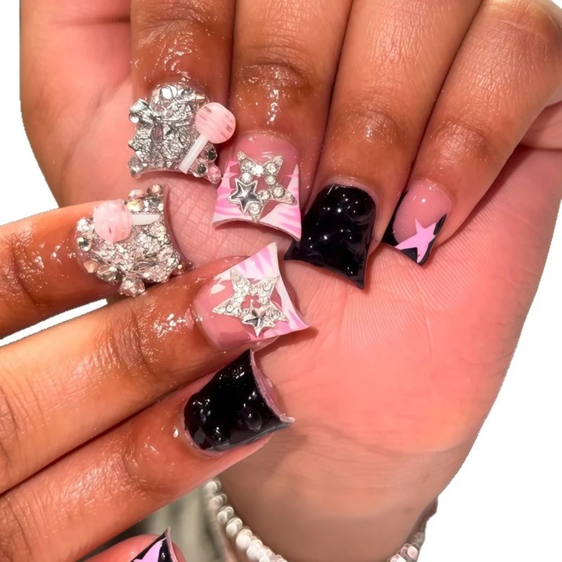 Glamouröse Blumenschmuck-Nagelverlängerungen Karnz