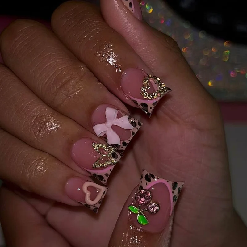 Glamouröse Blumenschmuck-Nagelverlängerungen Karnz