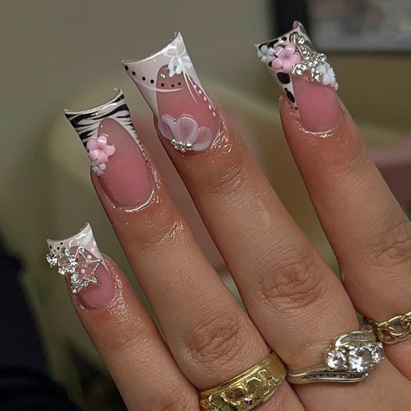 Glamouröse Blumenschmuck-Nagelverlängerungen Karnz