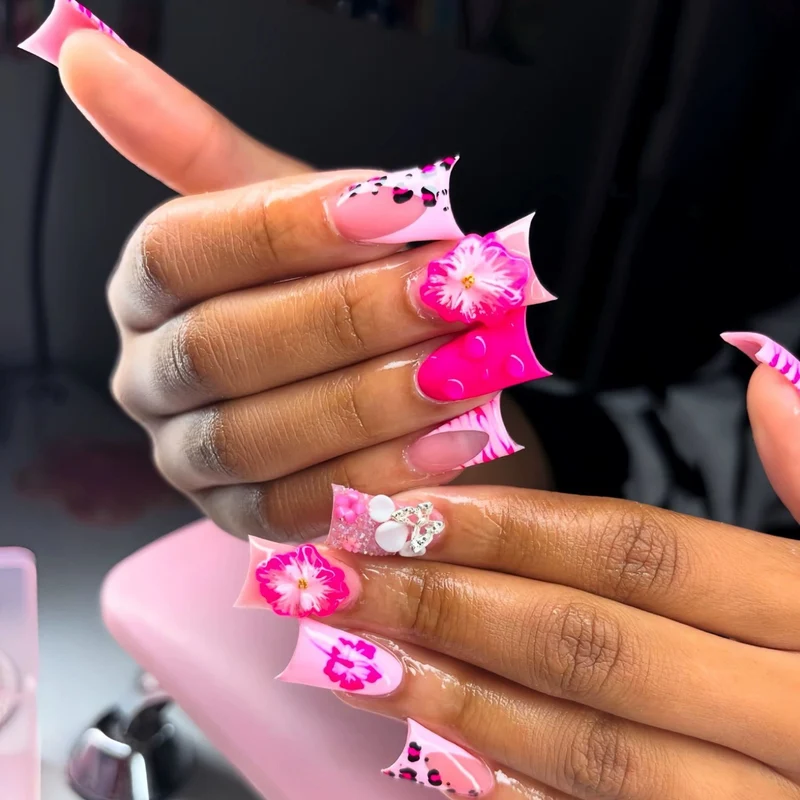 Glamouröse Blumenschmuck-Nagelverlängerungen Karnz