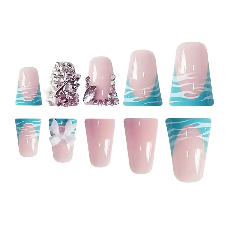 Glamouröse dekorative Nagelverzierungen Karnz