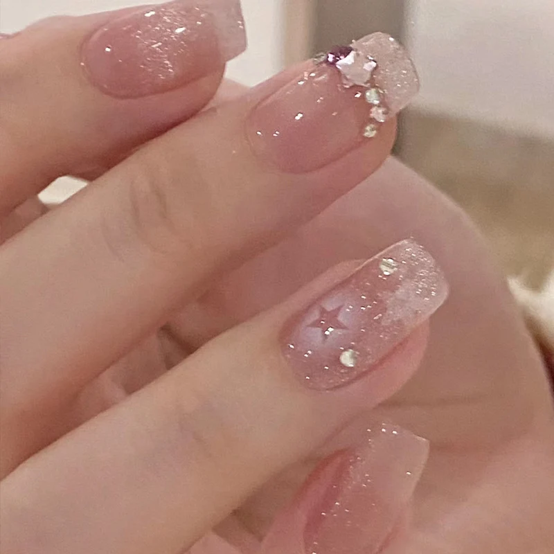 Künstlerisches Press-On-Nagelset mit glitzernden Sternakzenten Karnz