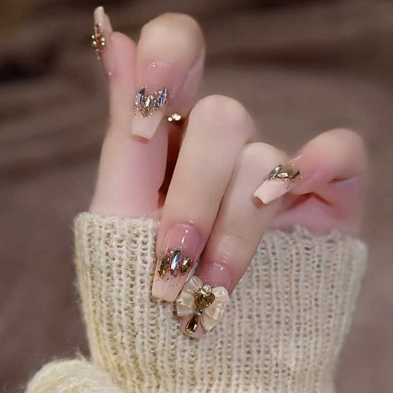 Künstlerisches Press-On-Nagelset mit glitzernden Sternakzenten Karnz