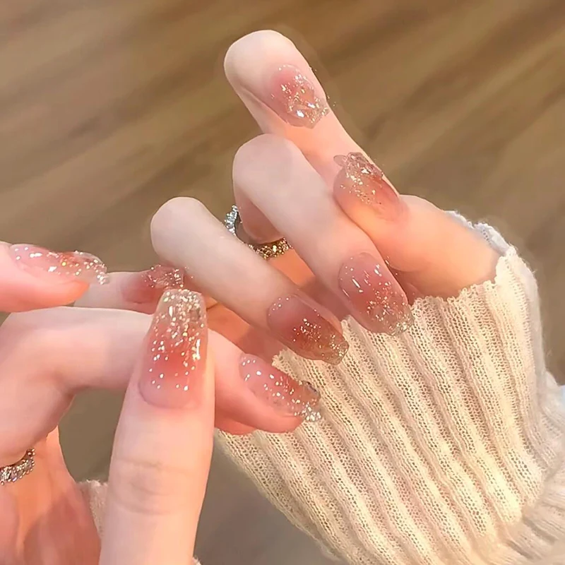 Künstlerisches Press-On Nagelset mit Glitzer- und Ombre-Effekten Karnz