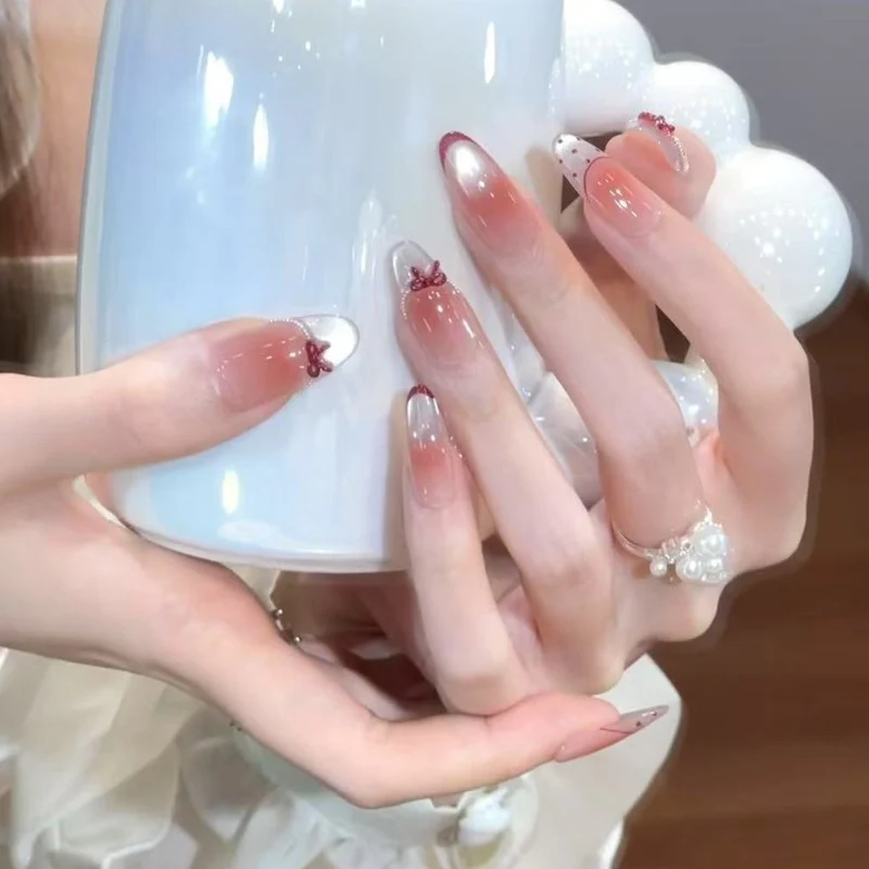Künstlerisches Press-On-Nagelset mit floralen und Farbverlaufdesign Karnz