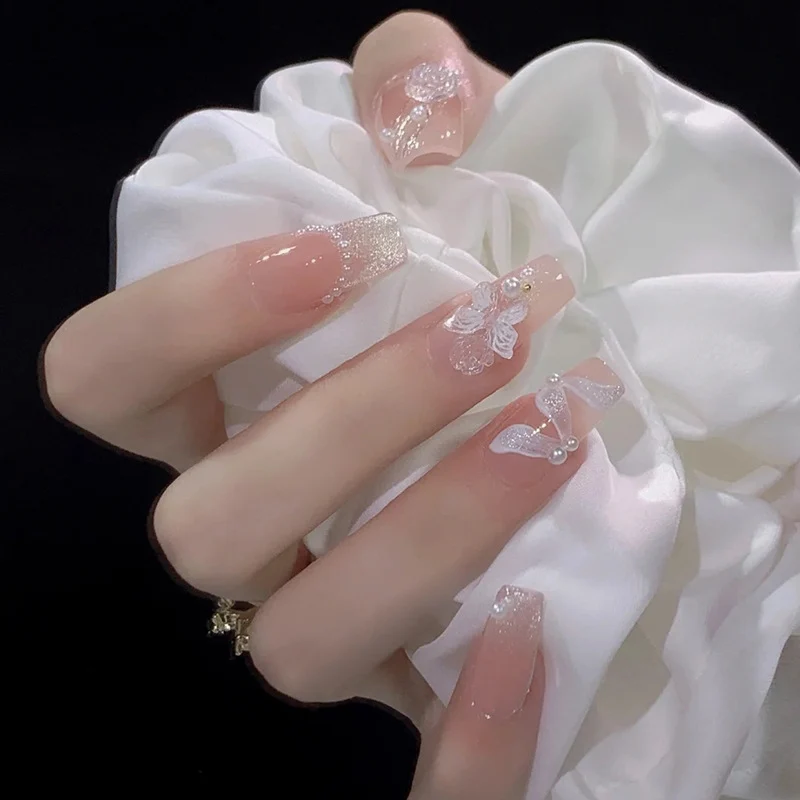 Künstlerisches Press-On-Nagelset mit eleganten Blumen- und Schmetterlingsdesigns Karnz
