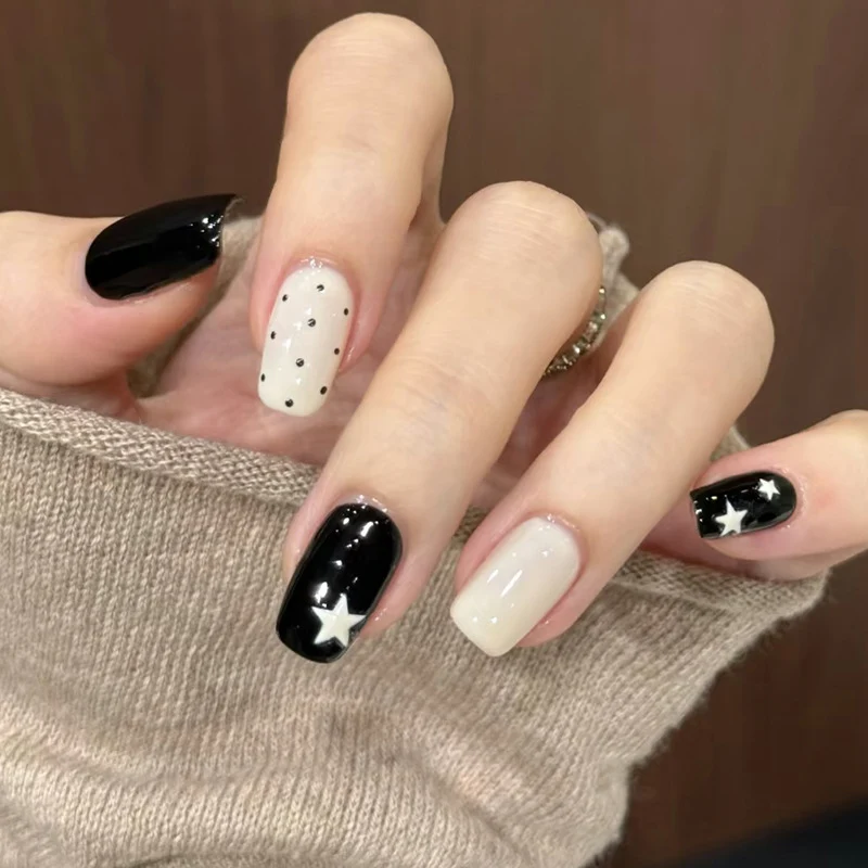 Künstlerisches Press-On-Nageldesign mit Sternen und Punkten Karnz