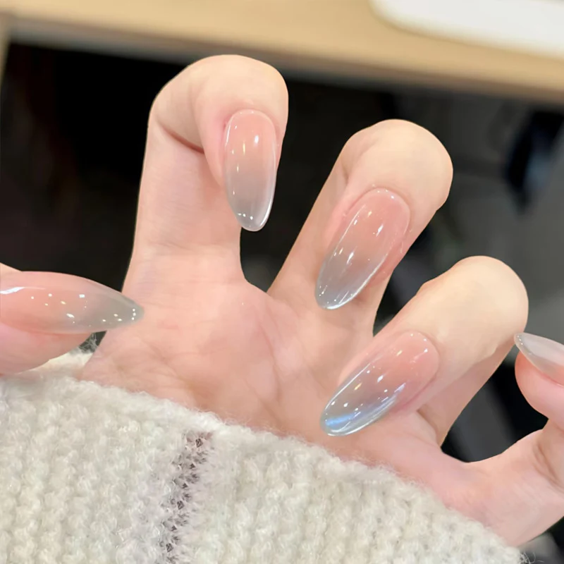 Künstlerische Nagelverlängerungen mit dekorativen Elementen Karnz
