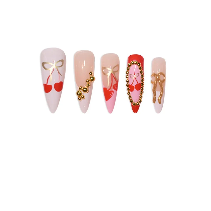 Elegante goldverzierte Nagelverlängerungen Karnz