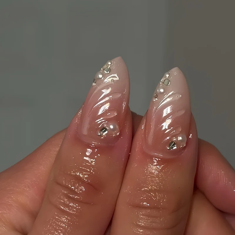 Dekorative Kristallakzent-Nagelverzierungen Karnz