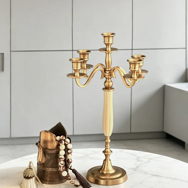 Eleganter Metallkerzenhalter