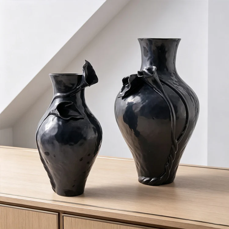 Elegante florale Metallvase