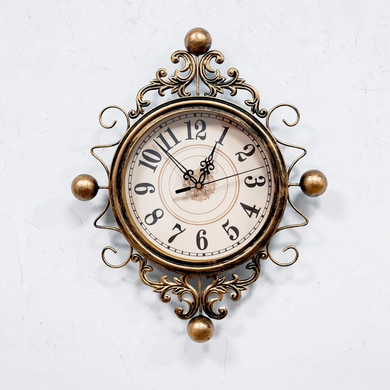 Vintage Dekorative Wanduhr mit Ornamentalem Design Karnz