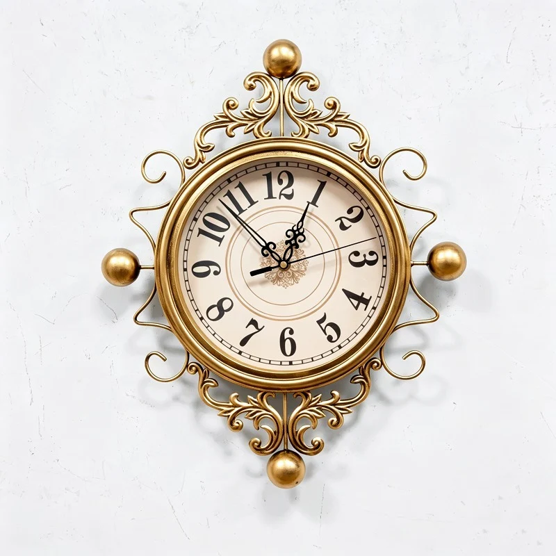 Vintage Dekorative Wanduhr mit Ornamentalem Design Karnz