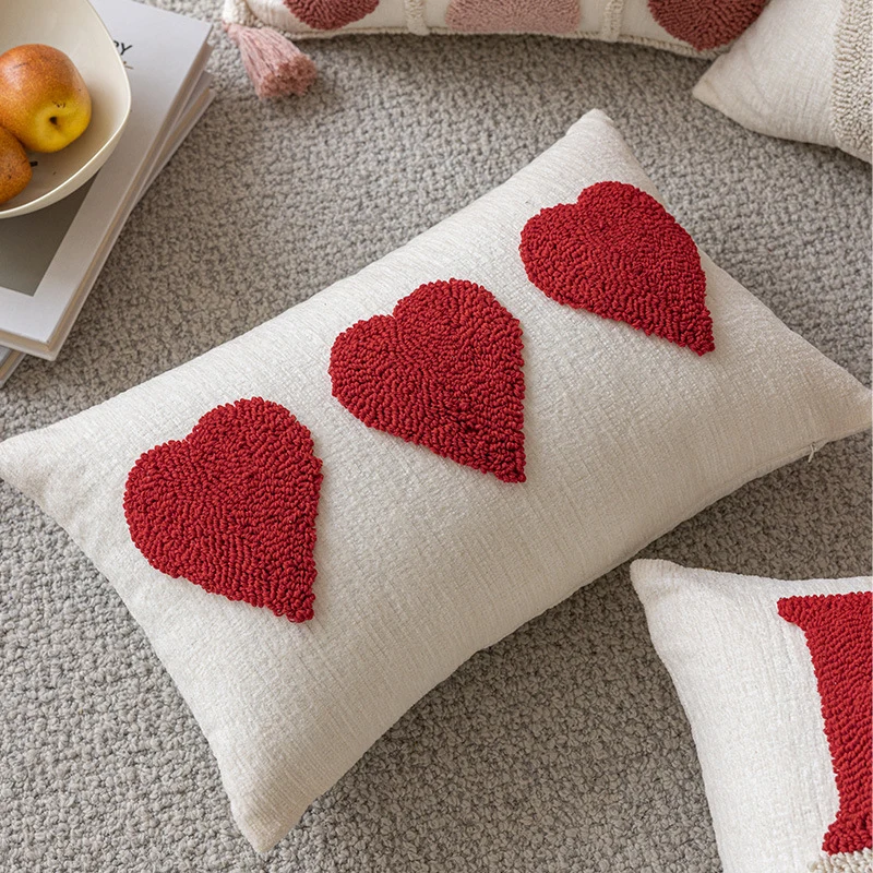 Rechteckiges tufted Buchstaben-Lendenkissen mit Loop-Pile 'LOVE' Akzent