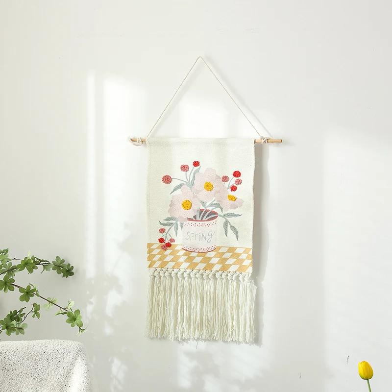 Wandbehang aus gewebter Baumwolle mit Punch-Needle Blumenrelief und Fransen Karnz