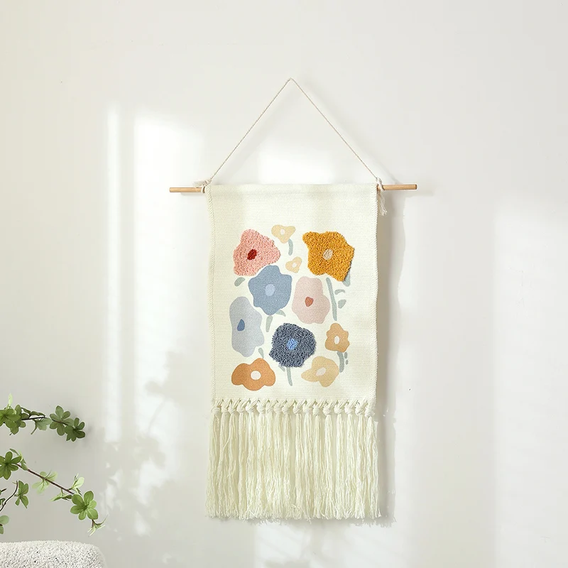 Wandbehang aus gewebter Baumwolle mit Punch-Needle Blumenrelief und Fransen Karnz