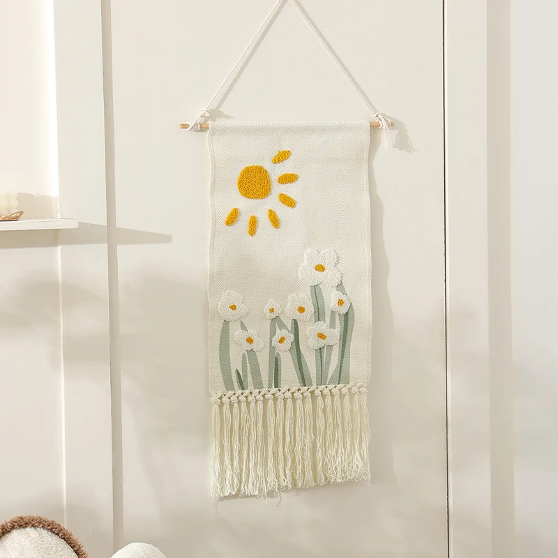 Wandbehang aus gewebter Baumwolle mit Punch-Needle Blumenrelief und Fransen Karnz