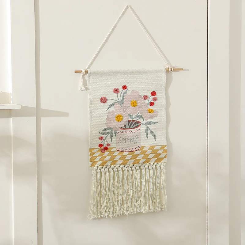 Wandbehang aus gewebter Baumwolle mit Punch-Needle Blumenrelief und Fransen Karnz