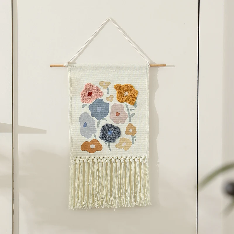 Wandbehang aus gewebter Baumwolle mit Punch-Needle Blumenrelief und Fransen Karnz