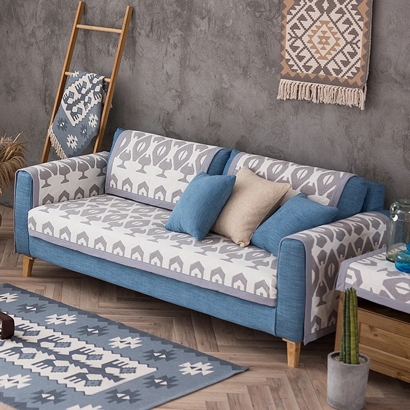 Universelle Sofa-Schutzauflage für Dreisitzer mit Blätter-Print, rutschfester Unterseite und separaten Armlehnenbezügen Karnz