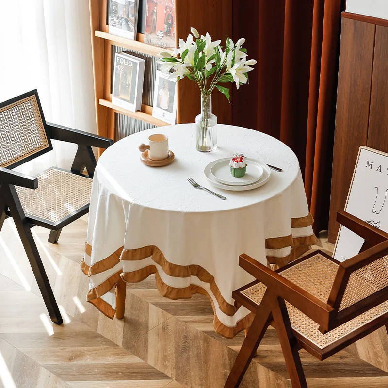 Rundtischdecke mit gestepptem Strukturrelief und zweilagigem Volant Karnz