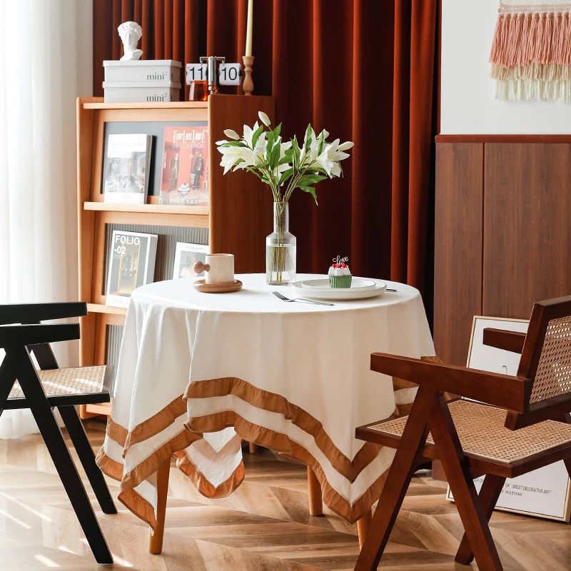 Rundtischdecke mit gestepptem Strukturrelief und zweilagigem Volant Karnz