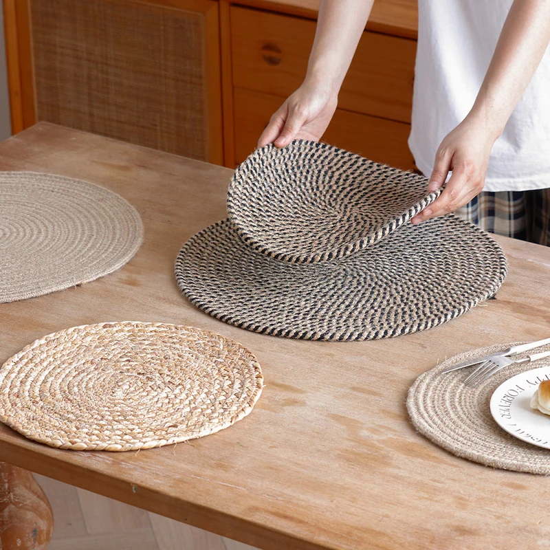 Rundteppich aus geflochtener Jute mit spiralförmiger Struktur und flacher Webung Karnz