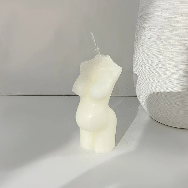 Skulpturaler weiblicher Torso Duftsojawachskerze