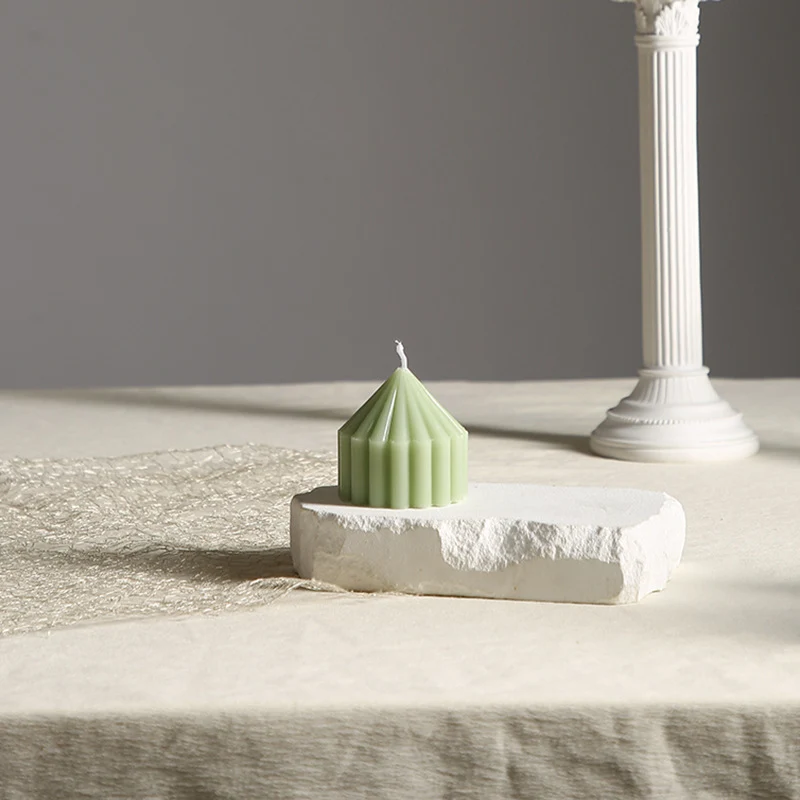 Vertikal-gerippte skulpturale Säulenkerze mit spitzem facettiertem Deckel