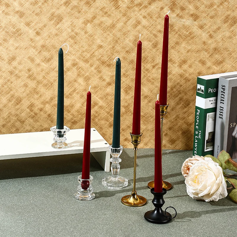 Geruchloses Slim Taper Kerzenpaar mit klaren Kristallglas-Kerzenhaltern