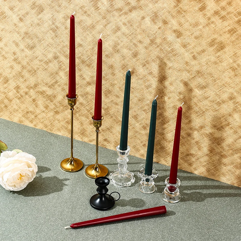 Geruchloses Slim Taper Kerzenpaar mit klaren Kristallglas-Kerzenhaltern