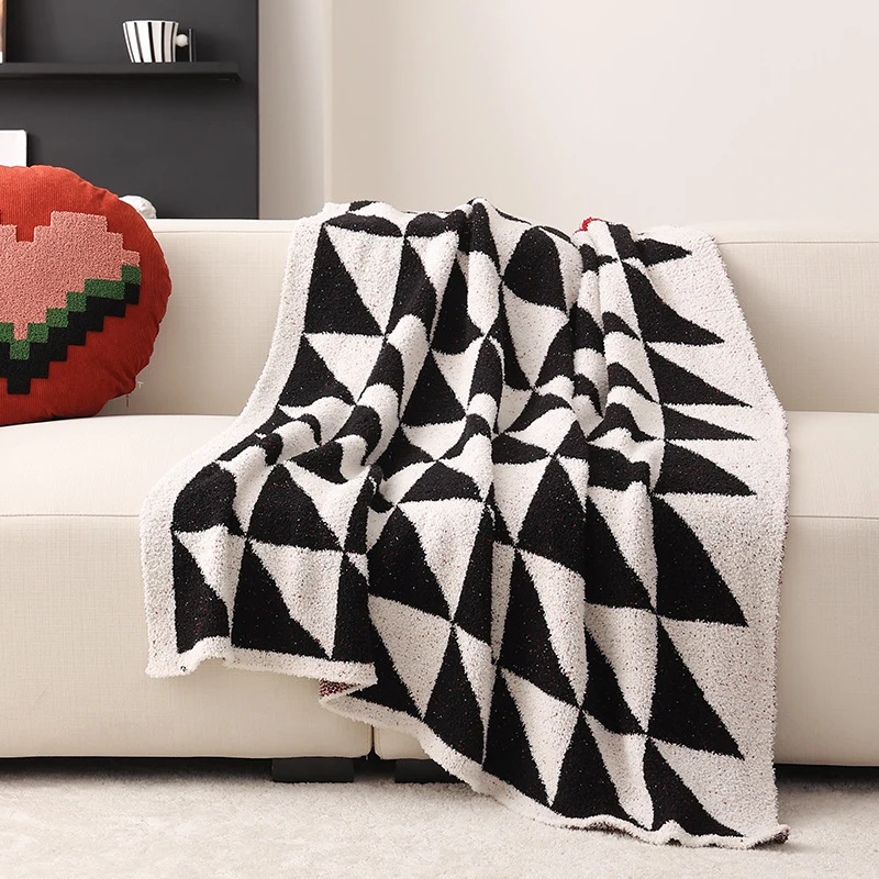 Grobgewebte Wohndecke mit geometrischem Jacquardmuster und weichem Bouclé Karnz