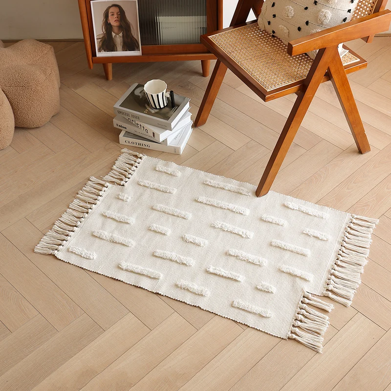 Gewebter Vorleger im Boho-Minimalstil mit kontrastiertem Tufting und Baumwollfransen Karnz