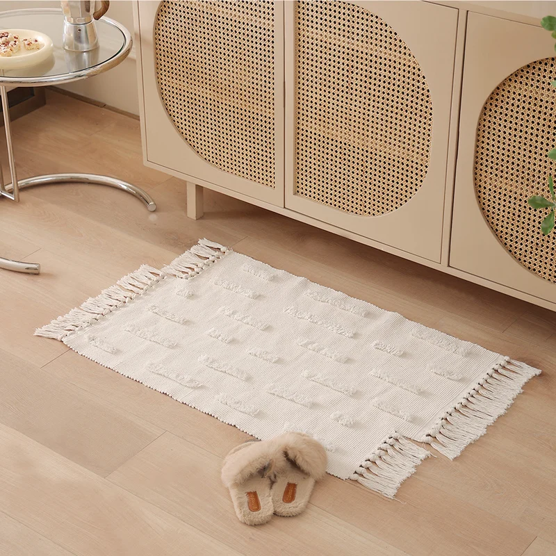 Gewebter Vorleger im Boho-Minimalstil mit kontrastiertem Tufting und Baumwollfransen Karnz