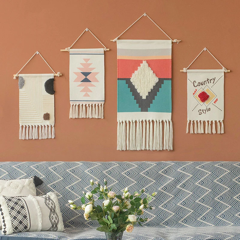 Gewebter Boho-Wandbehang mit Ethno-Diamantmuster, Baumwollfransen und Holzstab Karnz