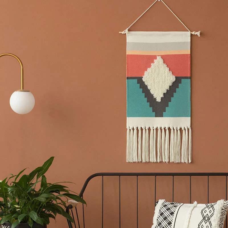 Gewebter Boho-Wandbehang mit Ethno-Diamantmuster, Baumwollfransen und Holzstab Karnz