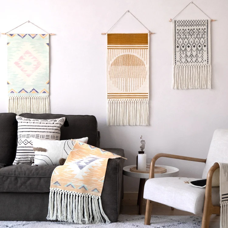 Gewebte Boho-Wandtapisserie im Ethno-Design mit langen Fransen und Holzstab Karnz