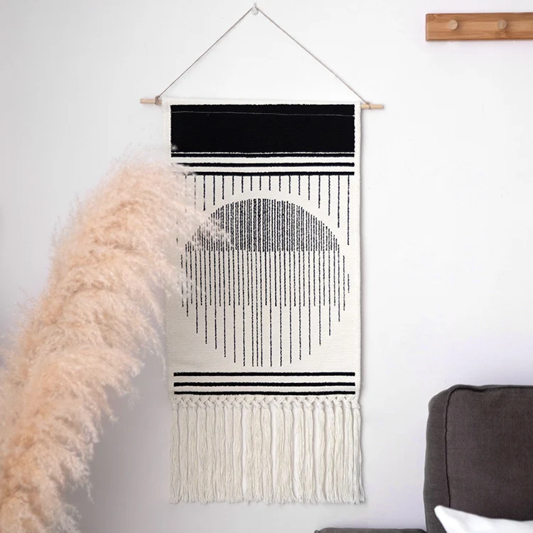 Gewebte Boho-Wandtapisserie im Ethno-Design mit langen Fransen und Holzstab Karnz