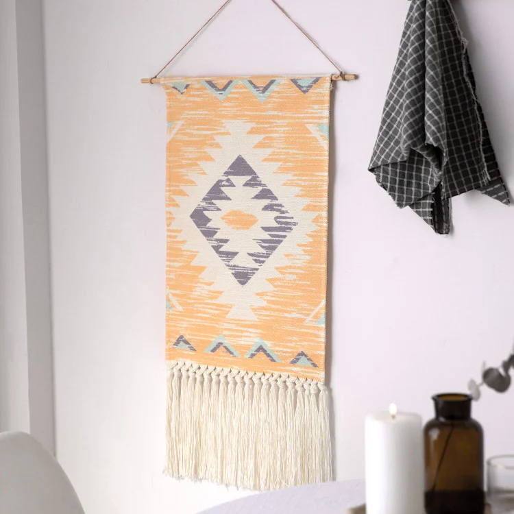 Gewebte Boho-Wandtapisserie im Ethno-Design mit langen Fransen und Holzstab Karnz