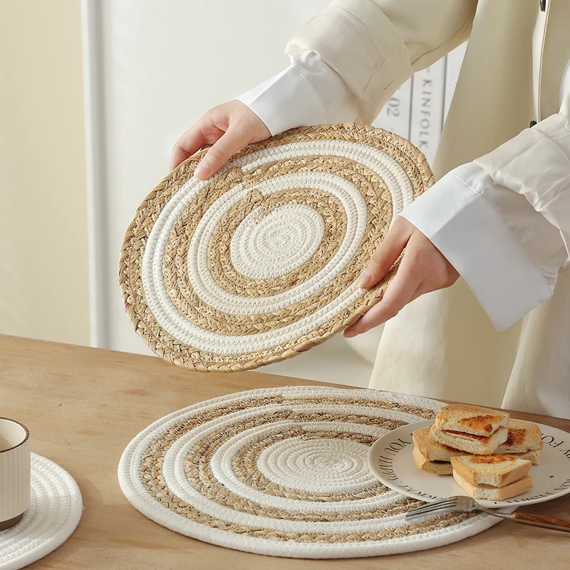 Geflochtenes rundes Tischset aus Baumwollseil und Seegras mit Spiralstruktur Karnz
