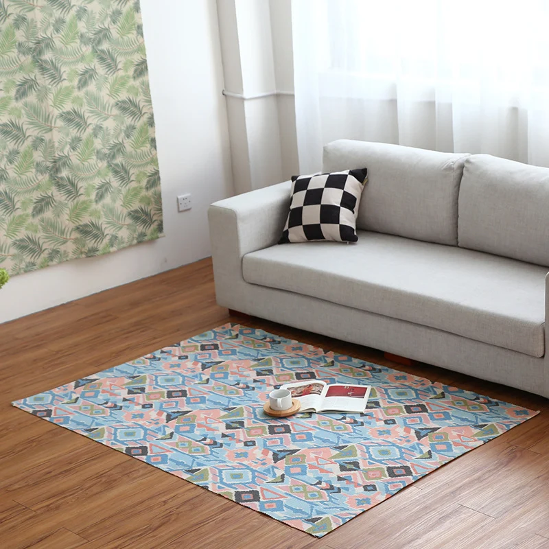 Flachgewebter Wohnzimmerteppich mit feinem Ethno‑Diamantmuster und niedrigem Flor Karnz